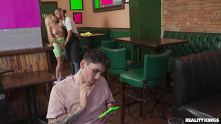 Русская блядина ебется с официантом, пока куколд оплачивает счет в кафе